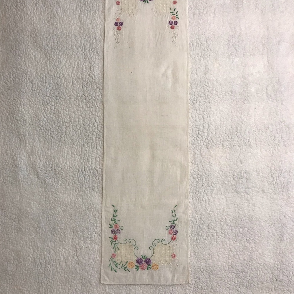 Vintage Hand-Embroidered Linen - Picture 6 of 7